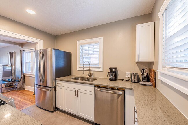 Building Photo - 722 Marquette Ave NW