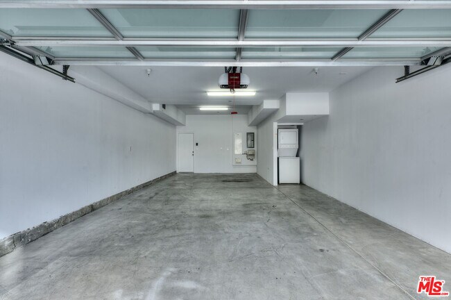 Building Photo - 4151 Redwood Ave