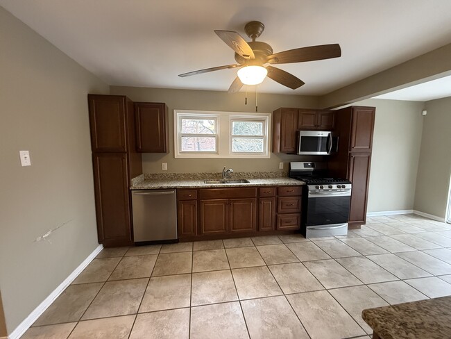 Building Photo - 10S328 Jamie Ln