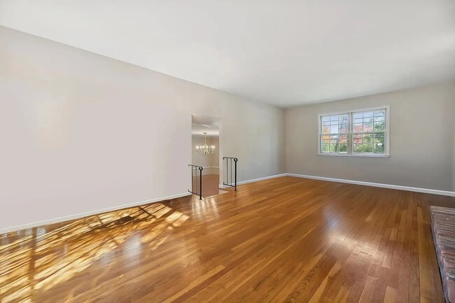 Building Photo - 15 Van Wyck Dr
