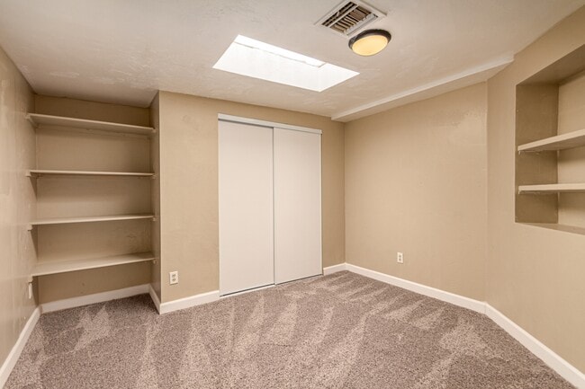 Building Photo - 350 E Kelso St