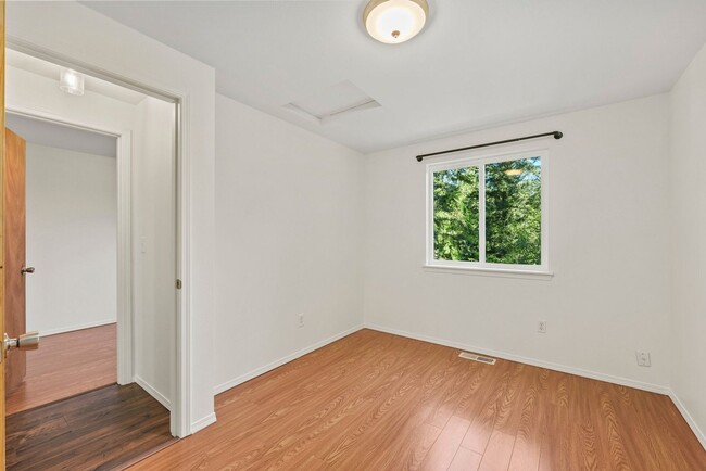 Building Photo - Clearwood Community Home in Yelm For Rent!...