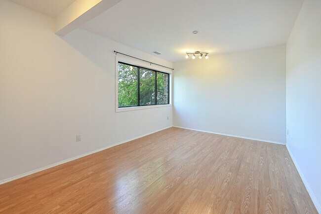 Building Photo - 2120 Pauline Blvd