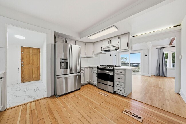 Building Photo - 4 Bed/2.5 Bath Multilevel Home with Amazing Views!