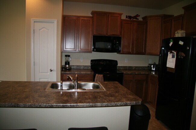 Building Photo - Two Story Townhouse in Old Colorado City!