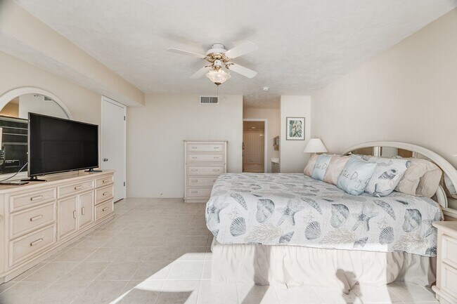 Building Photo - Direct Oceanfront Furnished/Unfurnished Co...