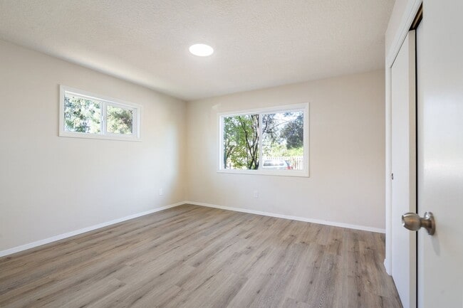 Building Photo - Beautiful 4 bedroom, 2 bathroom home in Lents Neighborhood!