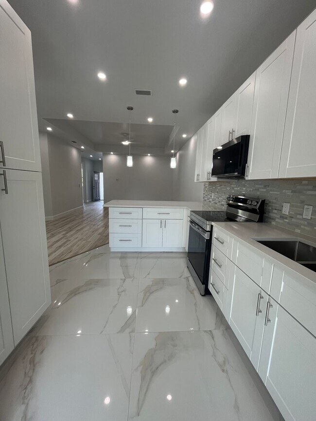 Building Photo - BEAUTIFUL BRAND NEW DUPLEX!!