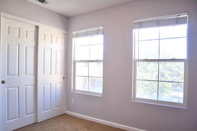 Building Photo - Spacious 3-bedroom townhome in the Liberty...