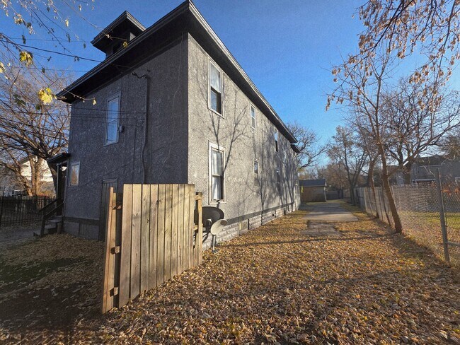 Building Photo - 414 N 33rd Ave