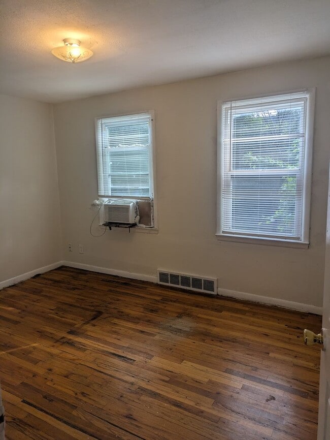 Building Photo - 3017 E 8th St