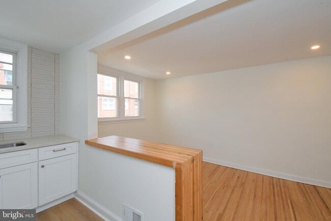 Building Photo - 2219 Ardmore Ave