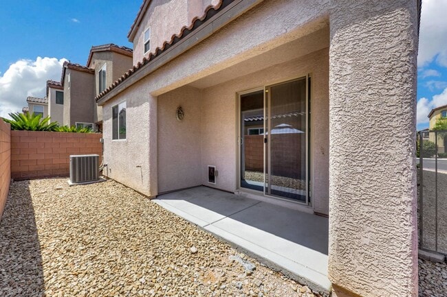 Building Photo - 3 bed/2.5 bath perfect corner home