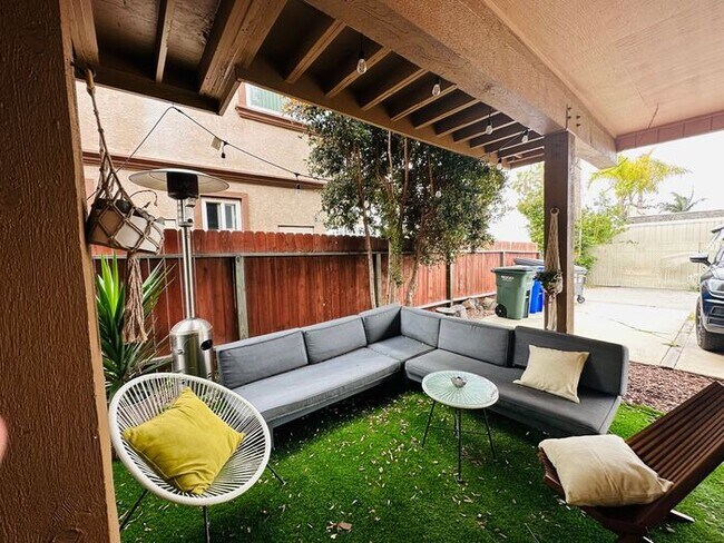Building Photo - 1 MONTH RENT FREE!!! Studio Blocks from th...