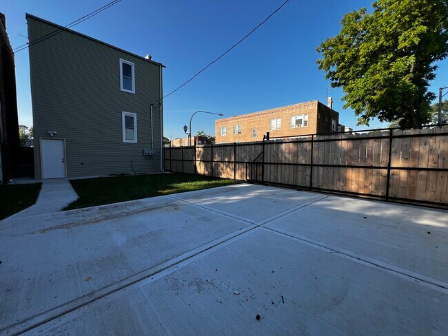 Building Photo - 4956 W Erie St