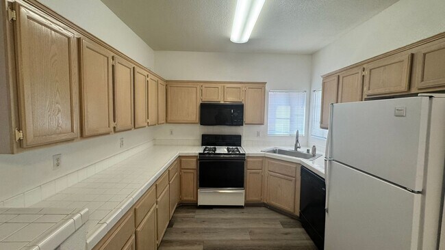 Building Photo - Gated Community 2 bedroom 1 car garage