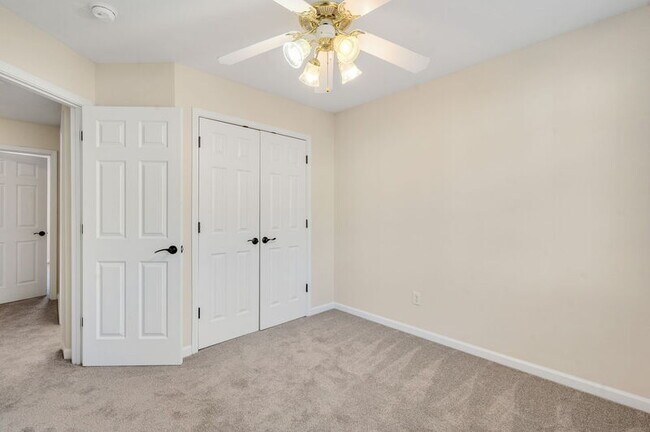 Building Photo - 2204 Valley Haven Dr