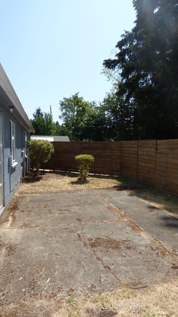 Building Photo - Rent Special: $500 Off First Full Months R...