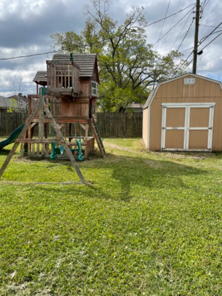 Building Photo - 2228 Potomac Dr