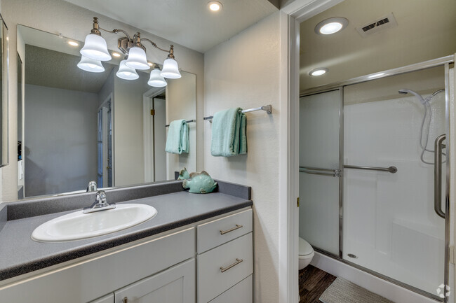 Main Bathroom - 2BR, 2BA - 906SF - Fellowship Square Historic Mesa