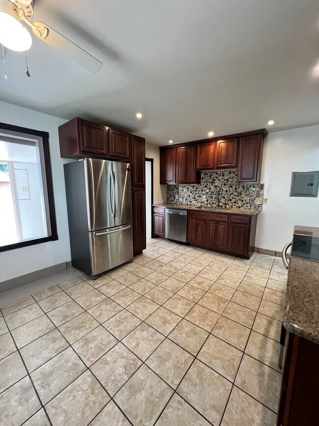 Building Photo - 3 Bedroom Apartment Available w/ 2 car garage