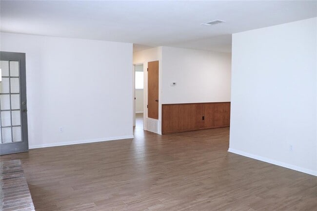Building Photo - 1204 Leander Rd