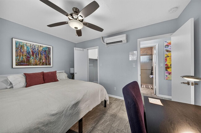 Building Photo - 305 NE 15th St