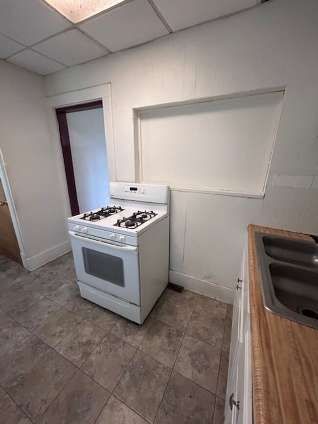 Building Photo - 2 Bedroom House - Available Now!