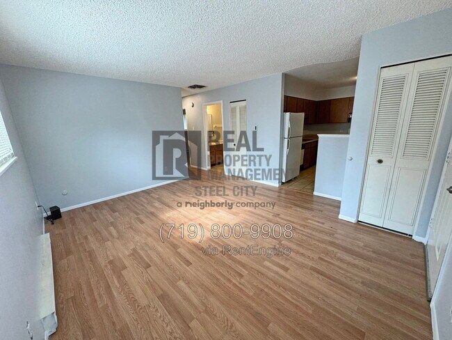 Building Photo - 1608 W Summit Ave