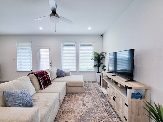 Building Photo - 3223 Creston Gate Dr