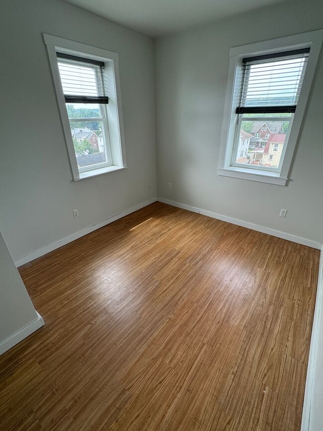 Building Photo - Lovely 5BD/2.5BA Twin in Downingtown Borough!