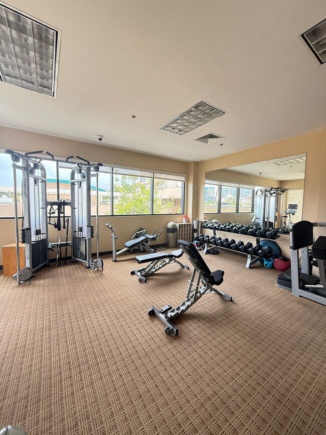 Building Photo - Available Now 1 Bed, 1 Bath, Kaka'ako, Oce...