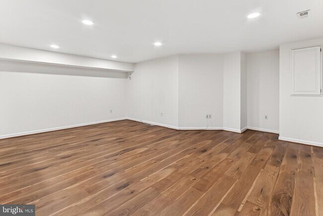 Building Photo - 4021 Lake Glen Rd