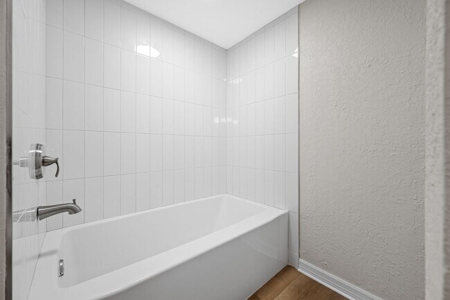 Building Photo - Newly Renovated 2 Bed-2 Bath Apartment wit...