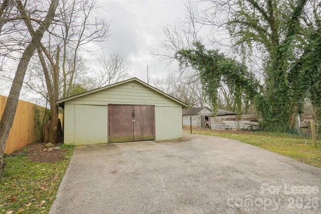 Building Photo - 303 Devine Ave