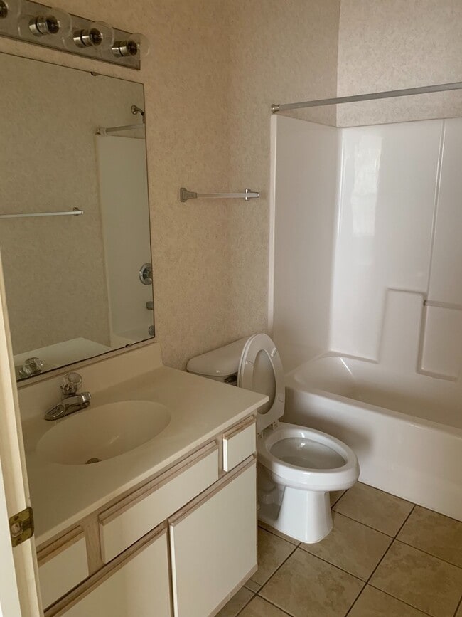 Building Photo - 3rd Floor 2 Bedroom Condo with a Golf Course View