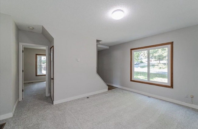 Building Photo - Beautiful 3-Bed 1-Bath Available Now in Ha...