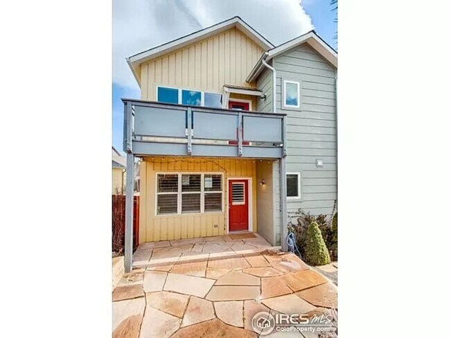 Building Photo - Stunning 3 bed, 3 bath in Holiday Neighborhood! Available July 5th!