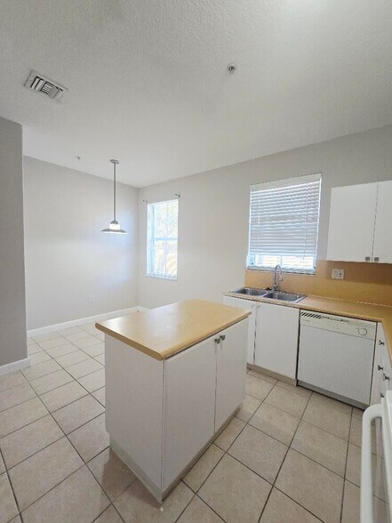 Building Photo - 3803 Shoma Dr