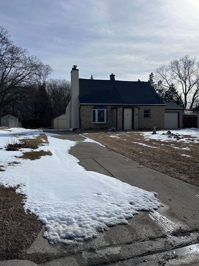 Building Photo - UPDATED 3 BR/1 BATH WITH EXTRA GARAGE SPACE