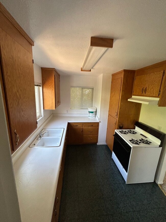 Building Photo - 2918 El Noble Ave