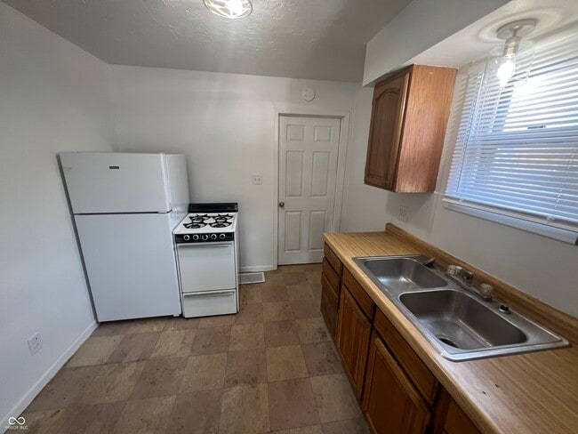 Building Photo - 702 W 23rd St