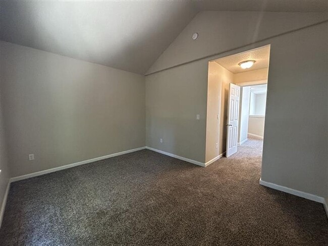 Building Photo - Move-In Ready! 3 Beds 2.5 Baths Townhome with Stainless Steel Appliances, W/D Hookups, and Gas Fo...