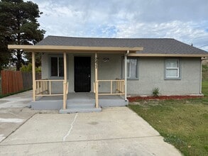 Building Photo - FRESHLY RENOVATED  MOVE IN READY!!