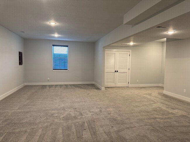 Building Photo - Oak Grove