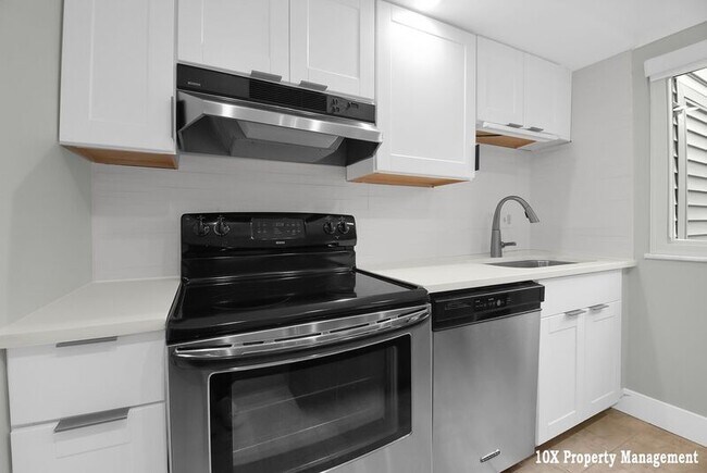 Building Photo - 911 Manor Ln