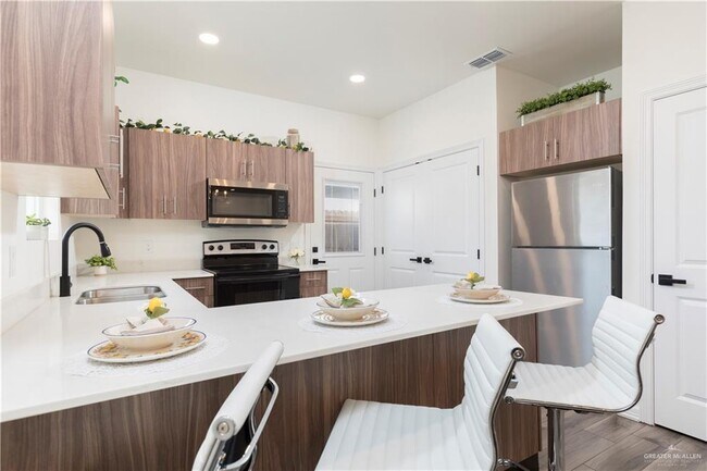 Building Photo - 7 Clarence Dr