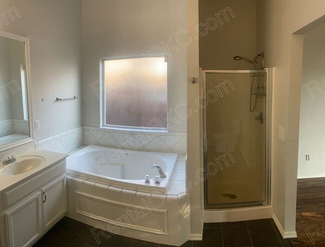 Building Photo - 4 Bed 2 Bath near Buck Thomas Park.