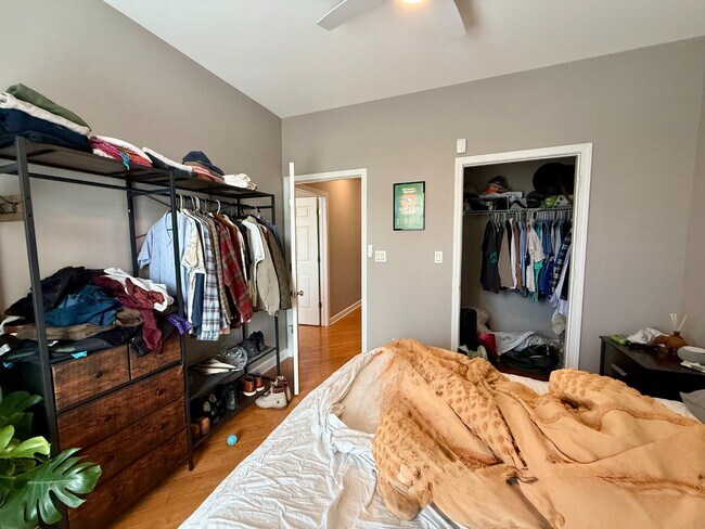 Building Photo - Stunning 2 Bed 2 Bath in the Wicker Park area