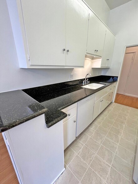 Building Photo - 11936 Darlington Ave